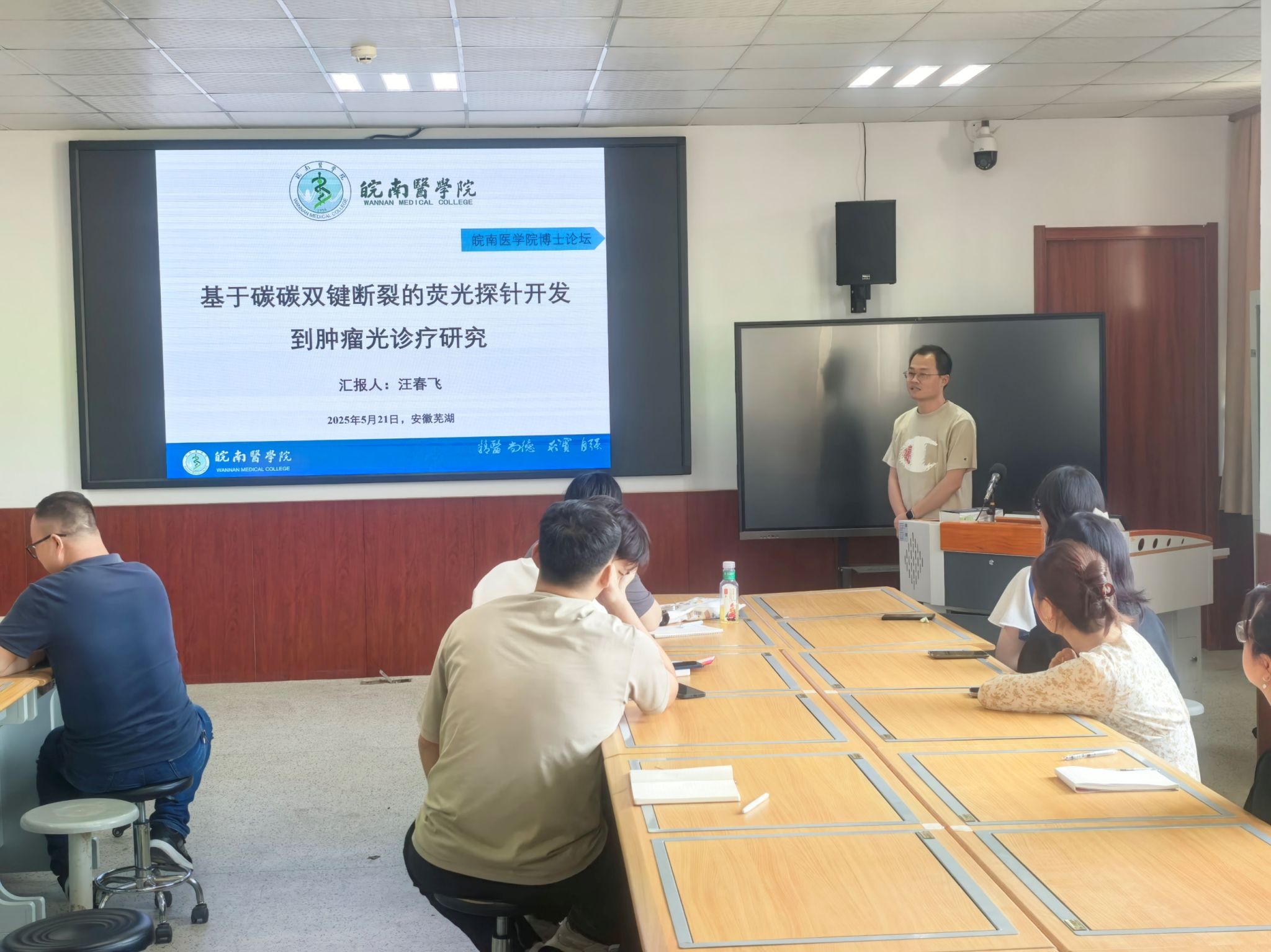 会议室里的人们AI 生成的内容可能不正确。